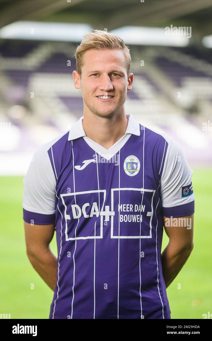 Tom Van Hyfte (7) poses for photographer at the 20172018 season photo