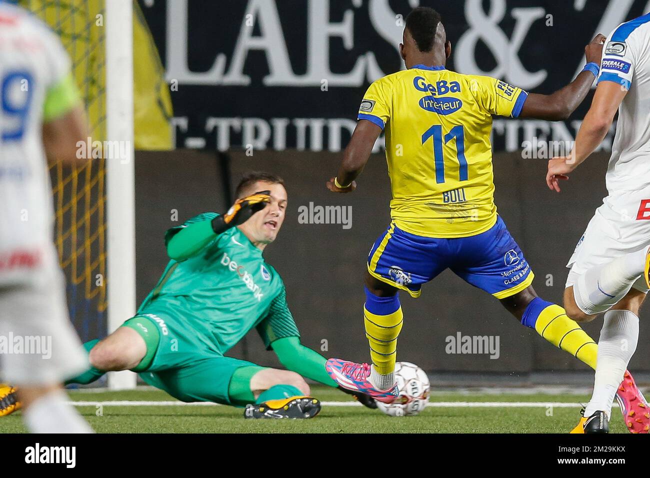 Genk's goalkeeper Danny Vukovic and STVV's Yohan Boli fight for the ball  during the Jupiler Pro League match between Sint-Truiden and RC Genk, in  Sint-Truiden, Saturday 16 September 2017, on the seventh