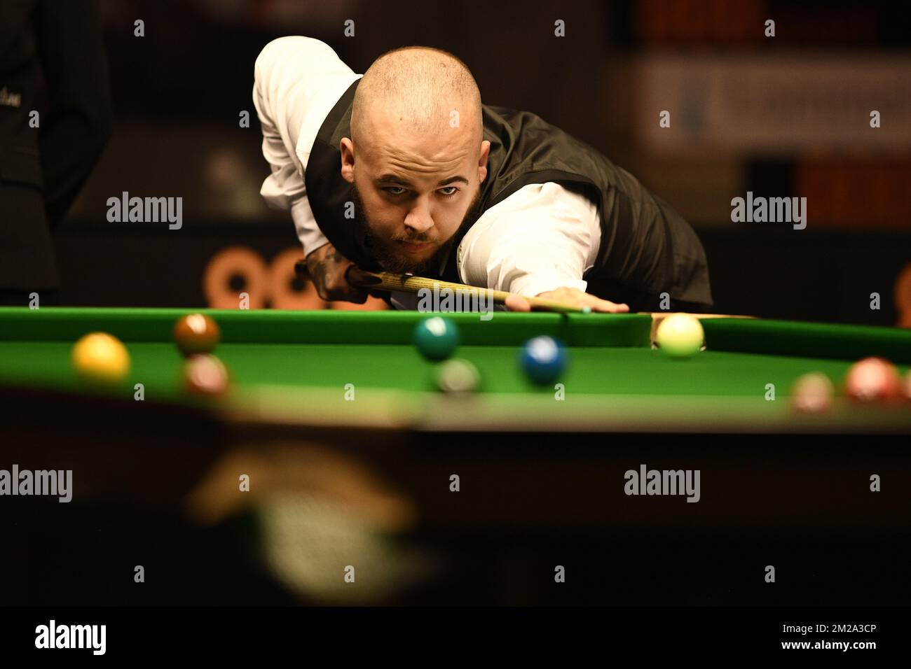 In the first round of the masters snooker tournament hi-res stock photography and images - Page 3