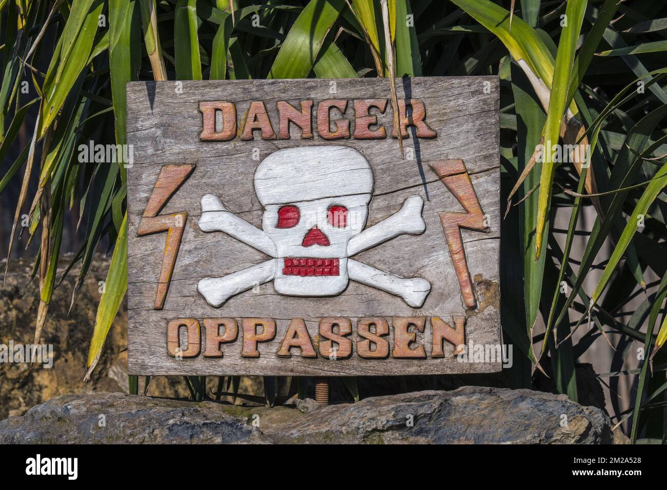 Danger sign with skull in bilingual French / Dutch | Panneau danger 25