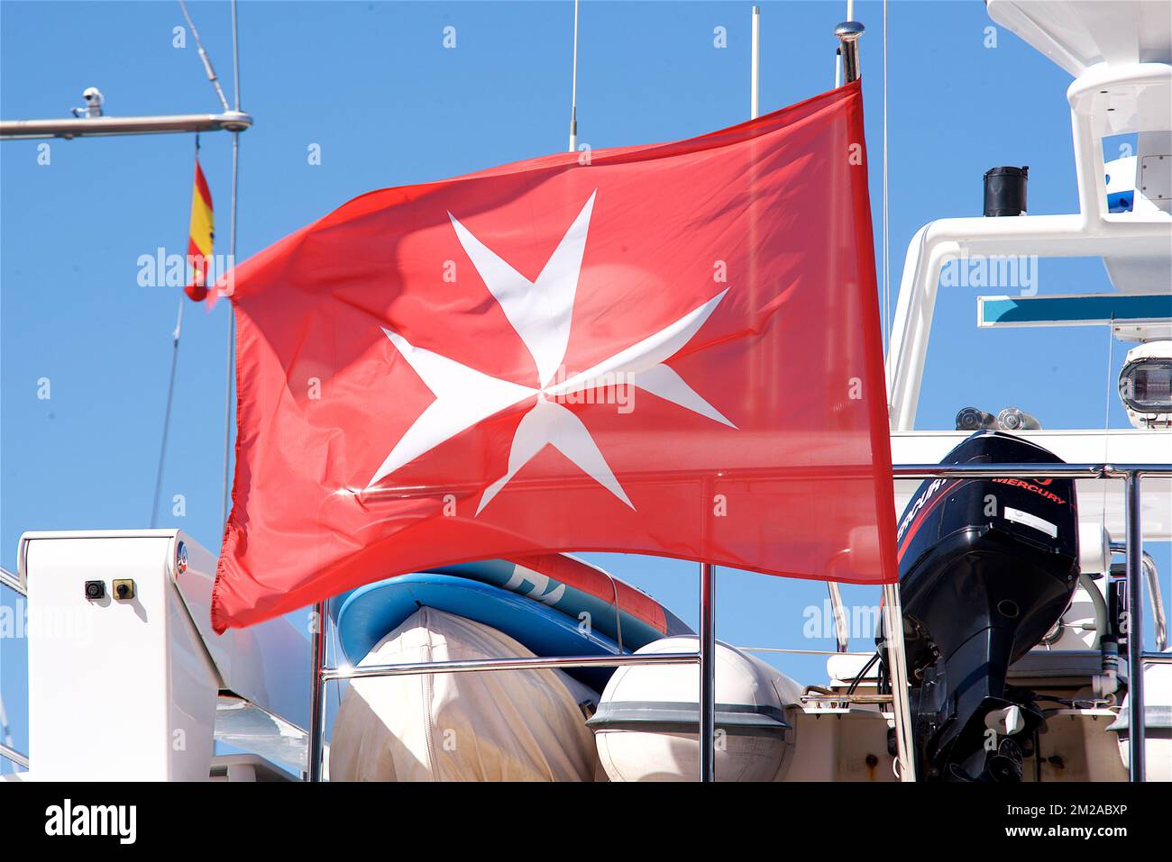 Boat flying the Maltese flag Bateau battant pavillon Maltais 09/07