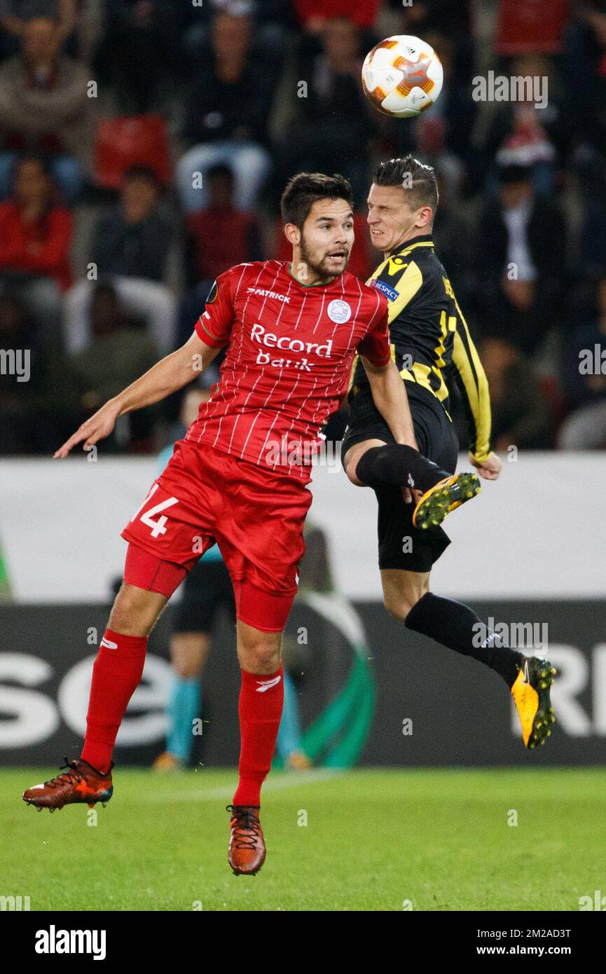 Essevee's Sandy Walsh and Vitesse's Thomas Bruns fight for the ball during the third game of the group stage (Group K) of the UEFA Europa League competition between Belgian first league Zulte Waregem and Dutch club Vitesse Arnhem, in Waregem, Thursday 19 October 2017. BELGA PHOTO KURT DESPLENTER Stock Photo