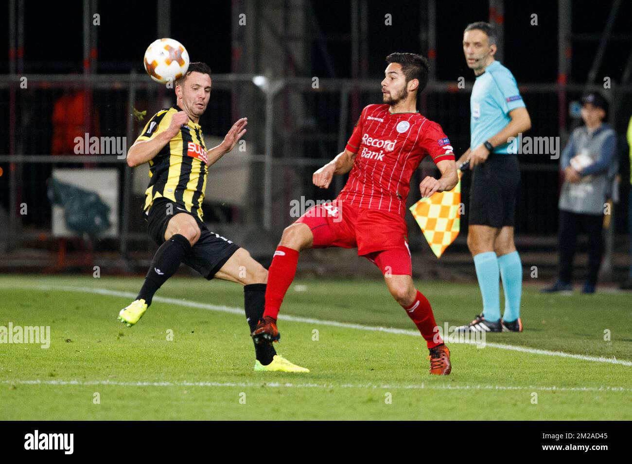 Vitesse's Thomas Bruns and Essevee's Sandy Walsh fight for the ball during the third game of the group stage (Group K) of the UEFA Europa League competition between Belgian first league Zulte Waregem and Dutch club Vitesse Arnhem, in Waregem, Thursday 19 October 2017. BELGA PHOTO KURT DESPLENTER Stock Photo