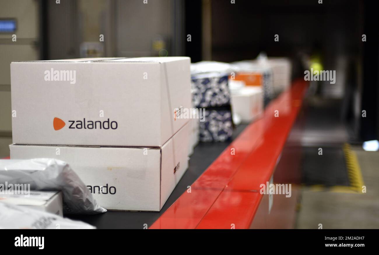 Zalando box hi-res stock photography and images - Alamy