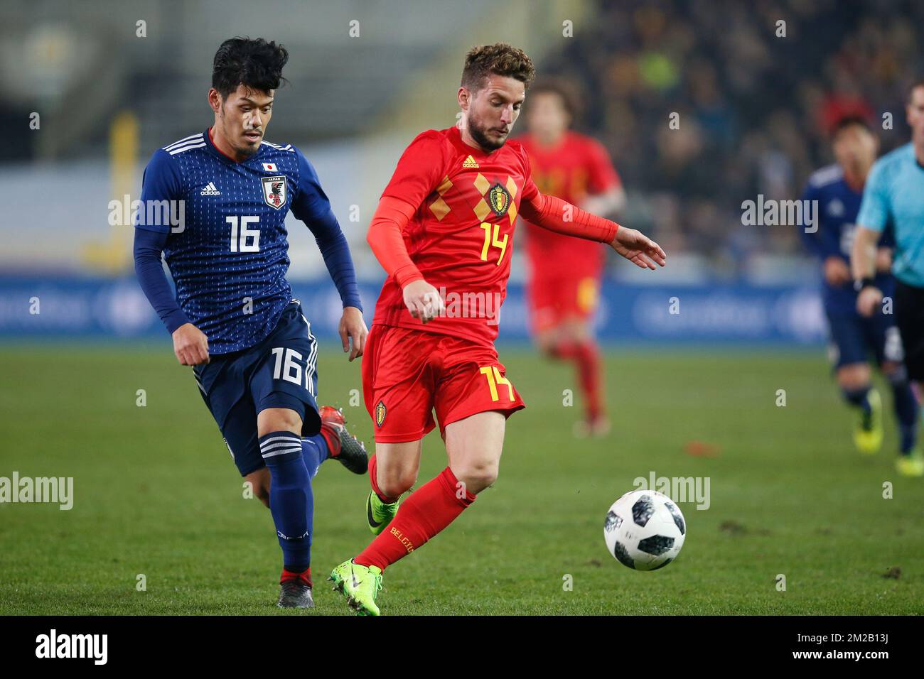 Japan's midfielder Hotaru Yamaguchi and Belgium's Dries Mertens fight for the ball during a friendly soccer game between Belgian national team Red Devils and Japan, Tuesday 14 November 2017, in Brugge. BELGA PHOTO BRUNO FAHY Stock Photo