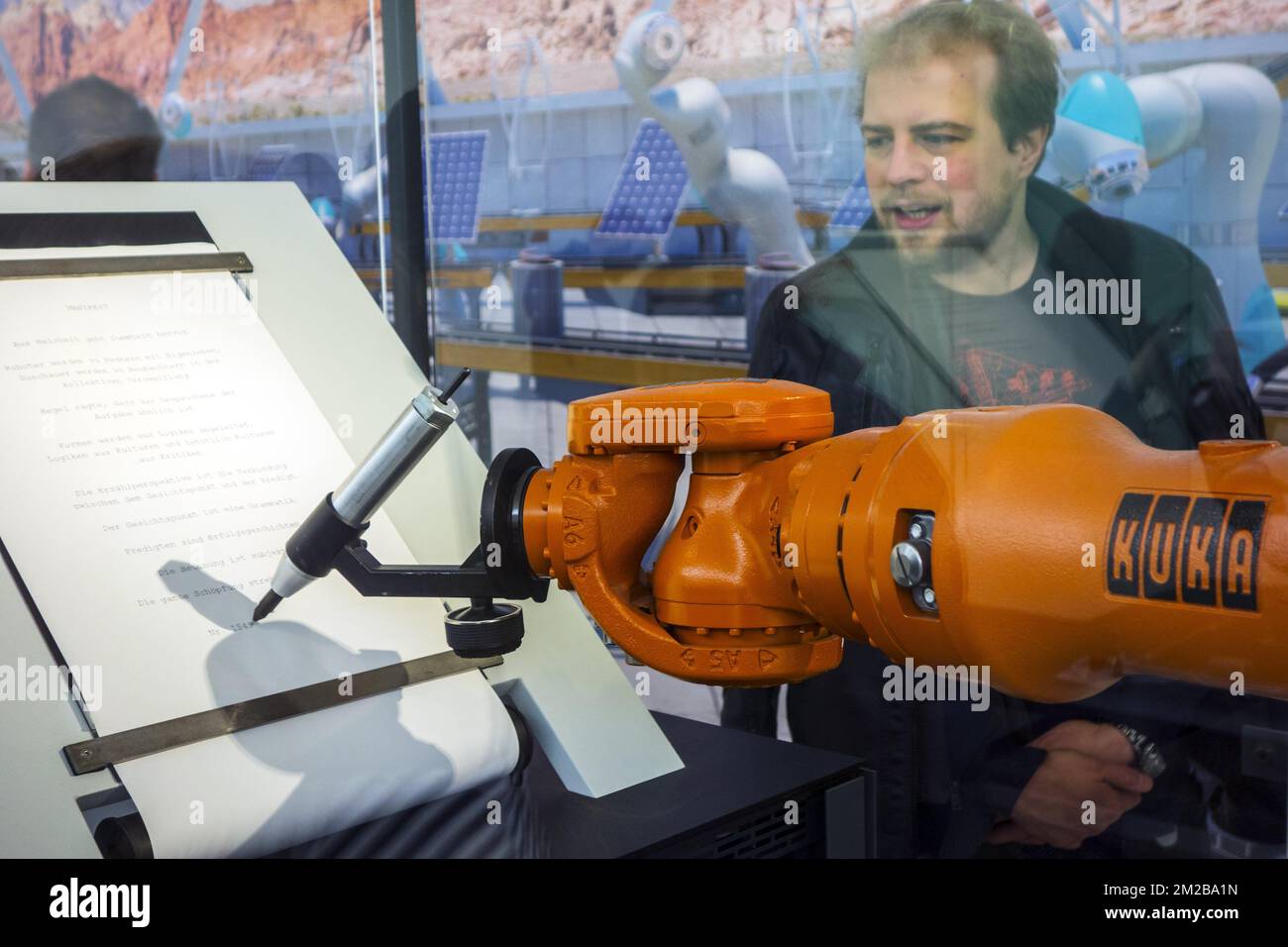 KUKA, industrial robot arm writing text during demonstration about robotics and AI artificial intellingence | KUKA, robot industriel pendant démonstration concernant la robotique et intelligence artificielle 26/11/2017 Stock Photo