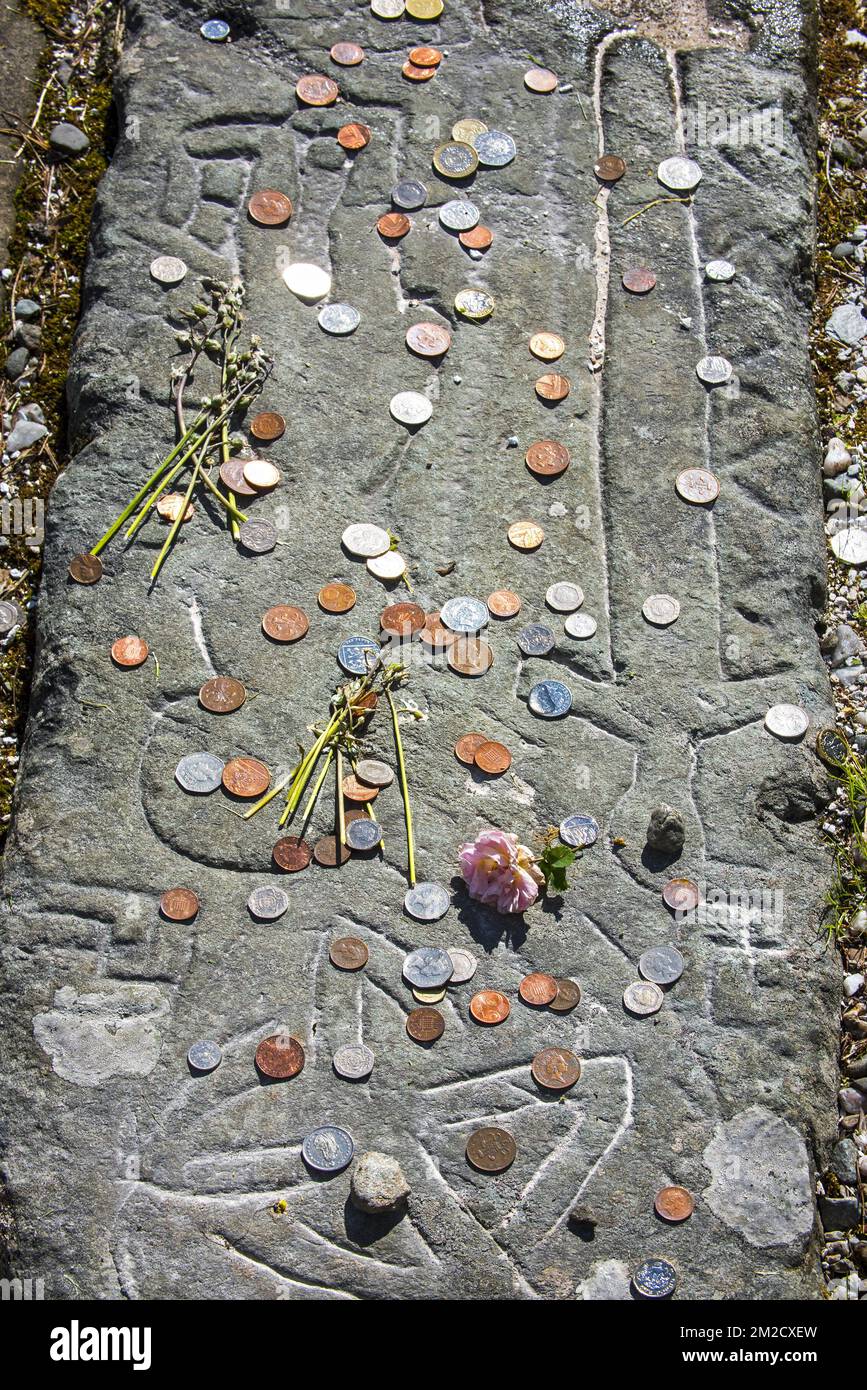 Coins on tombstone marking the grave of Rob Roy MacGregor at the Balquhidder kirkyard, Stirling, Scotland, UK | Cimetière de Balquhidder ou se trouve la tombe de l' écossais Rob Roy, Stirling, Ecosse, Royaume-Uni 07/06/2017 Stock Photo