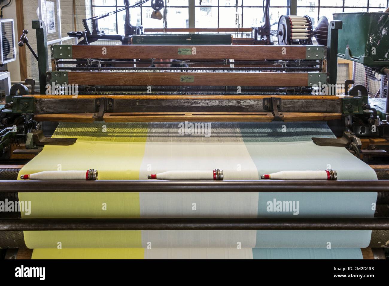 Mechanical flying shuttle loom / shuttle weaving machine in cotton mill