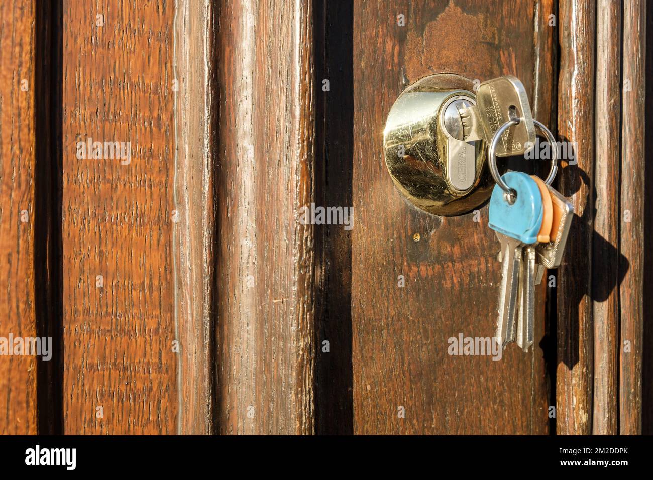 Landlord - Key on the main door Housing in Brussels, evolution of the price. | Proprietaire - Cle sur la porte d'entree Evolution des prix de l'immobilier a la vente ou a la location. 28/02/2018  Stock Photo