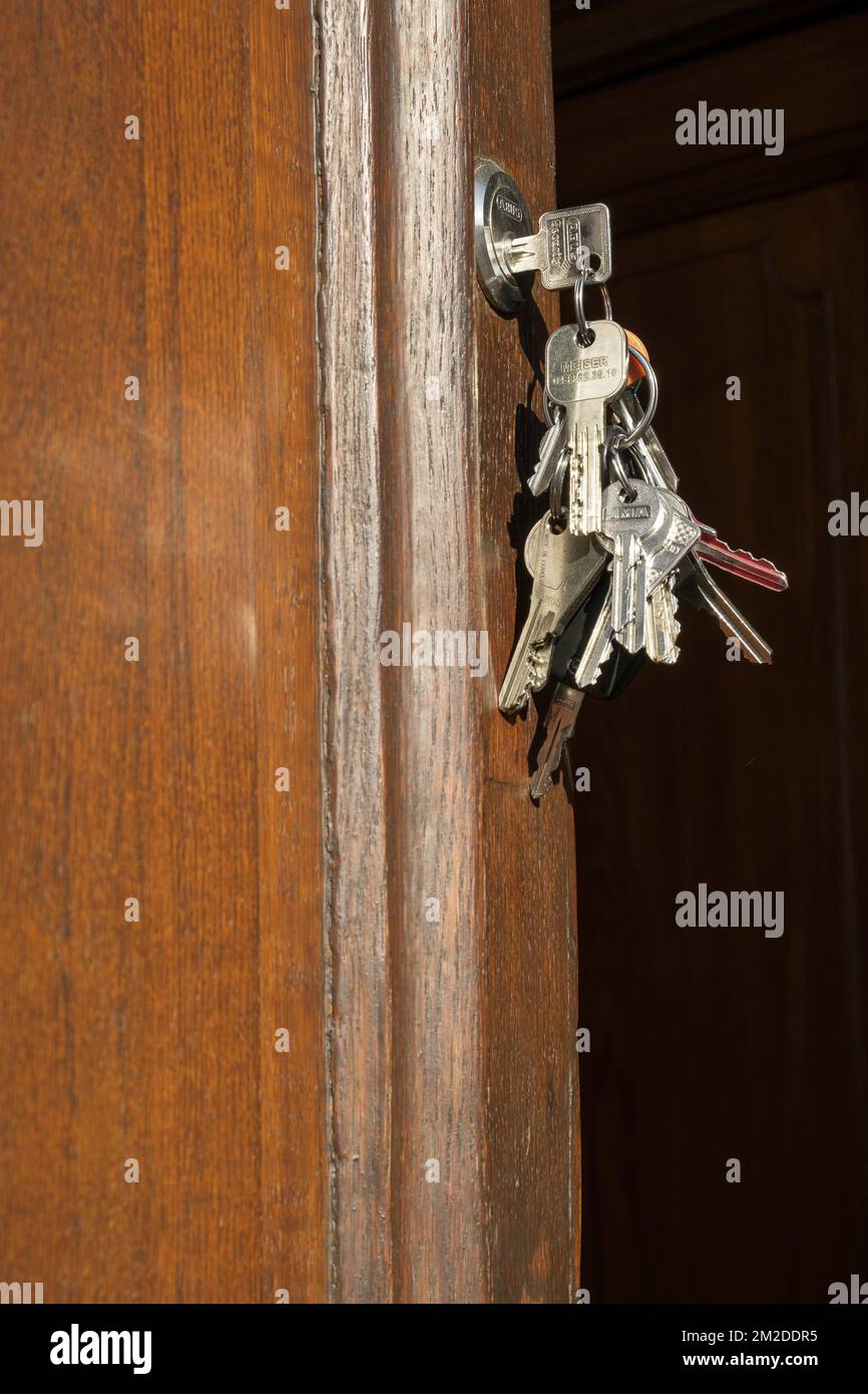 Landlord - Key on the main door Housing in Brussels, evolution of the price. | Proprietaire - Cle sur la porte d'entree Evolution des prix de l'immobilier a la vente ou a la location. 28/02/2018  Stock Photo