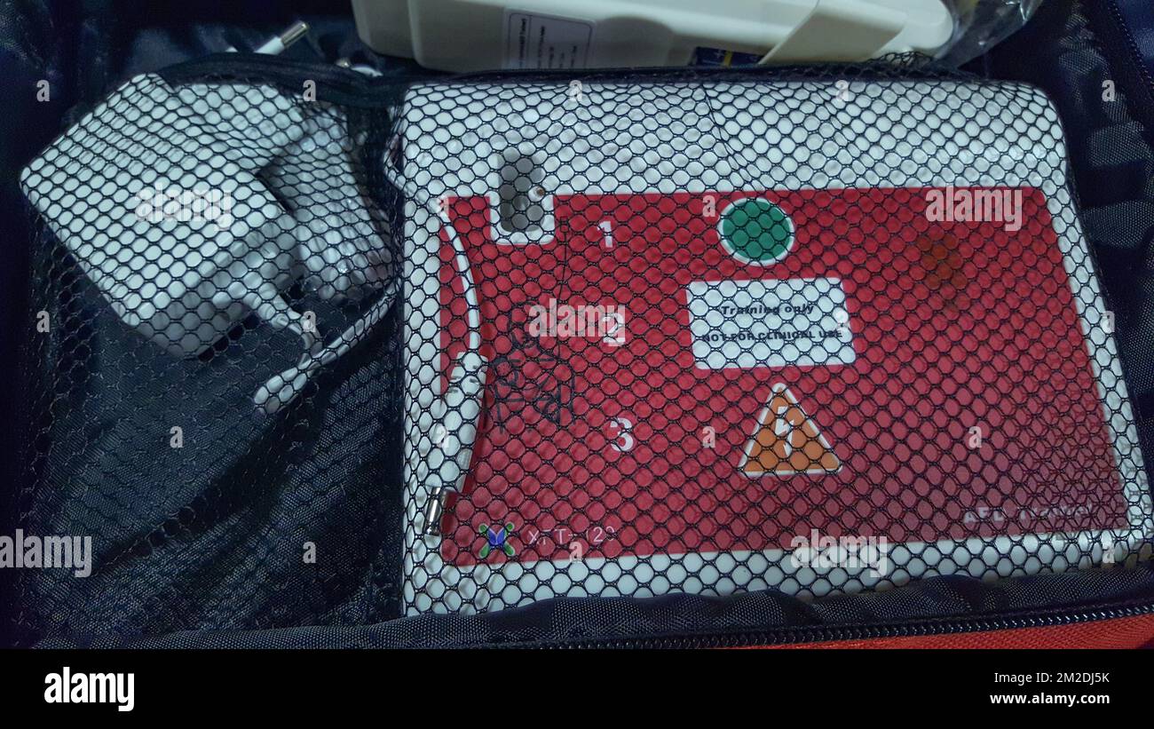 First aid training material. Defibrillator. Matériel formation premiers secours. Défibrilateur
