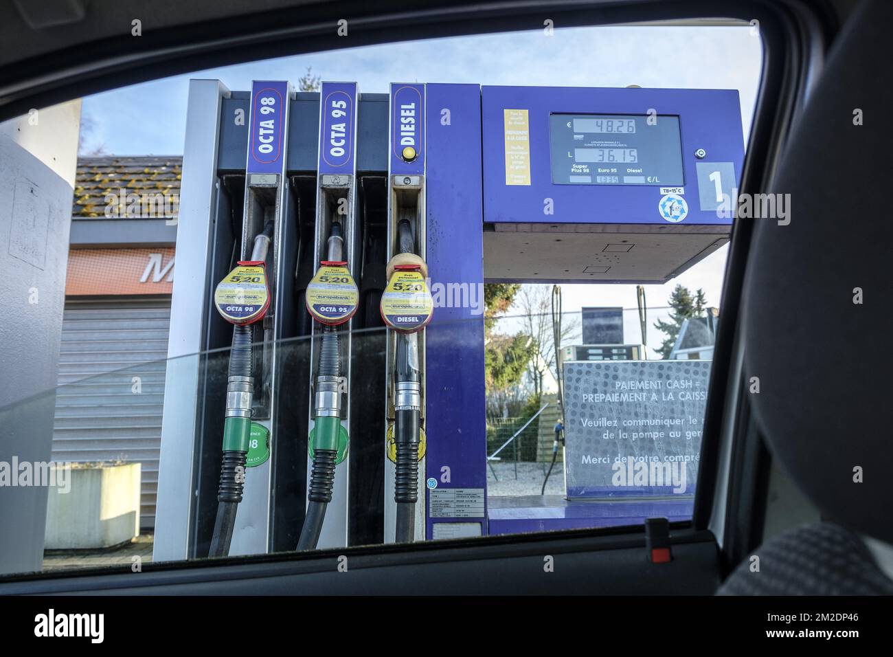 Refueling at the gas station | Faire le plein a la pompe 11/03/2018  Stock Photo