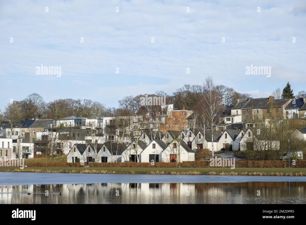 The lake in Vielsalm and touristic housing and infrastructure | Vielsalm et son lac des Doyards avec des structures touristiques et des bungalows de location 14/03/2018 Stock Photo
