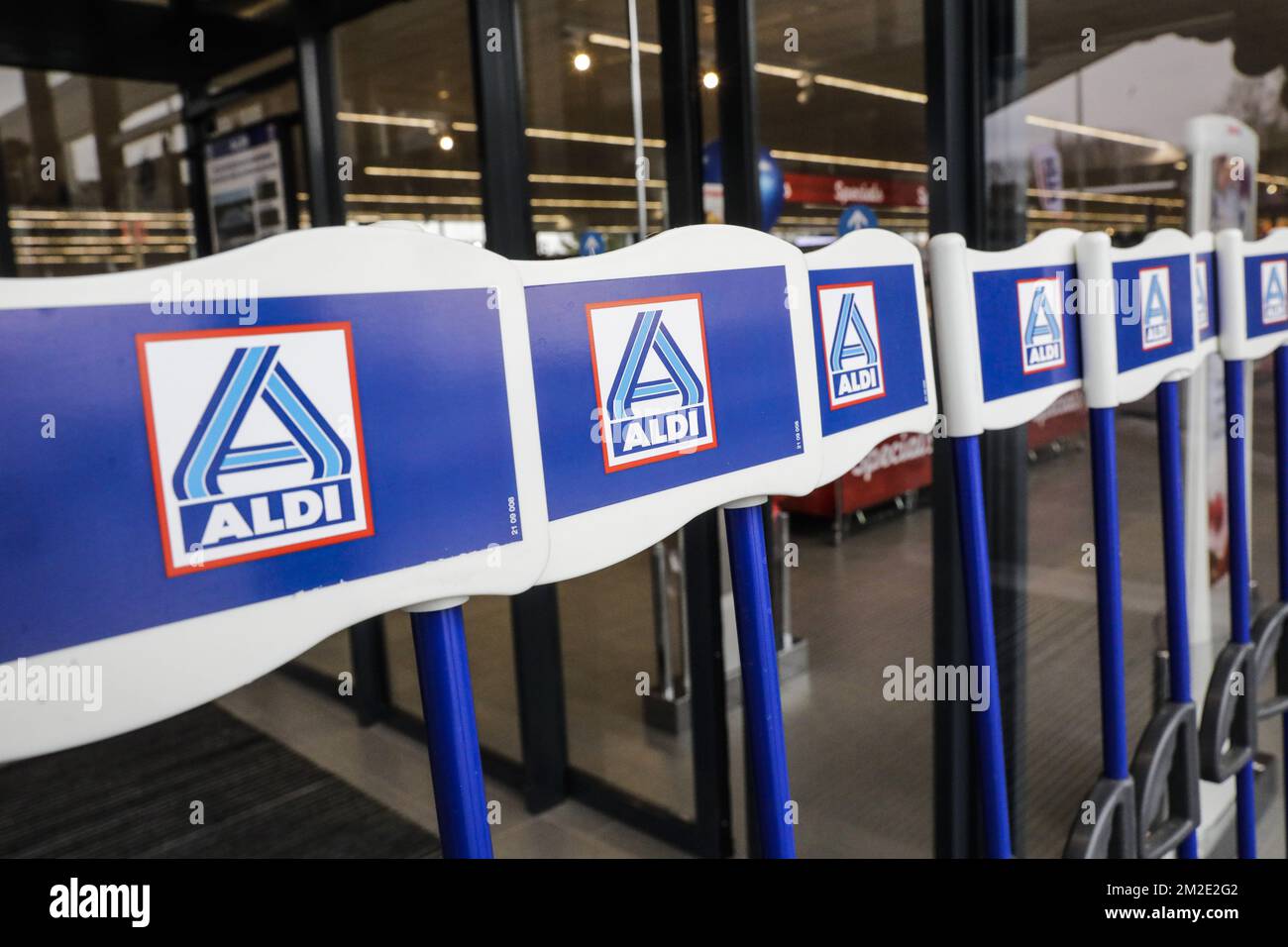 Illustration picture shows the Aldi logo on flags of the children's  shopping trolleys, at the new pilot store (pilootwinkel - Magasin Pilote)  of supermarket chain Aldi Belgium, in Diegem, Tuesday 27 March
