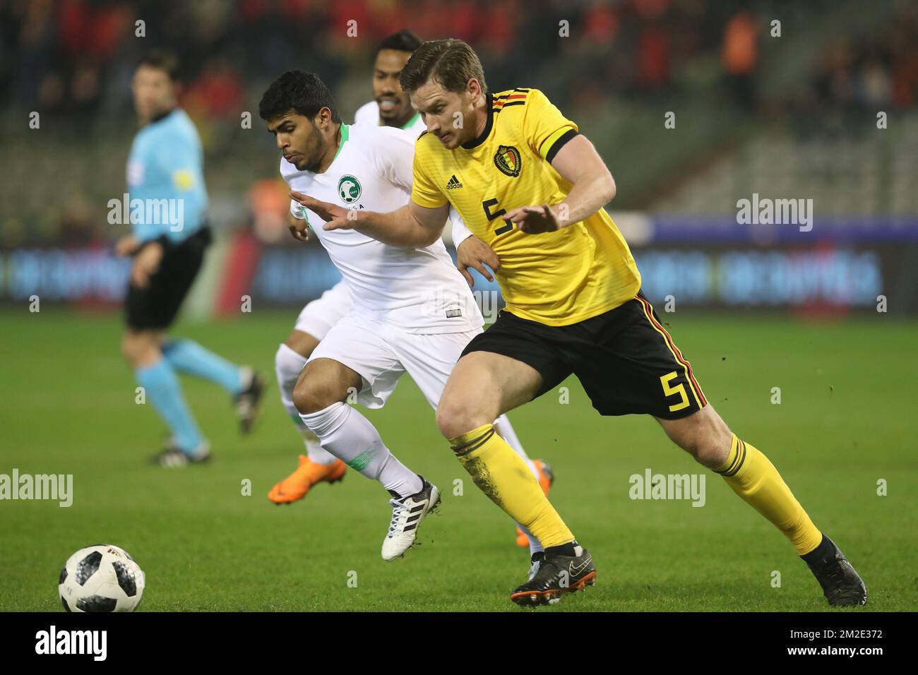 Saudi Arabia's midfielder Yahya Al-Shehri and Belgium's Jan Vertonghen fight for the ball during a friendly game between the Red Devils Belgian National soccer team and Saudi Arabia, in Brussels, Tuesday 27 March 2018. BELGA PHOTO BRUNO FAHY Stock Photo