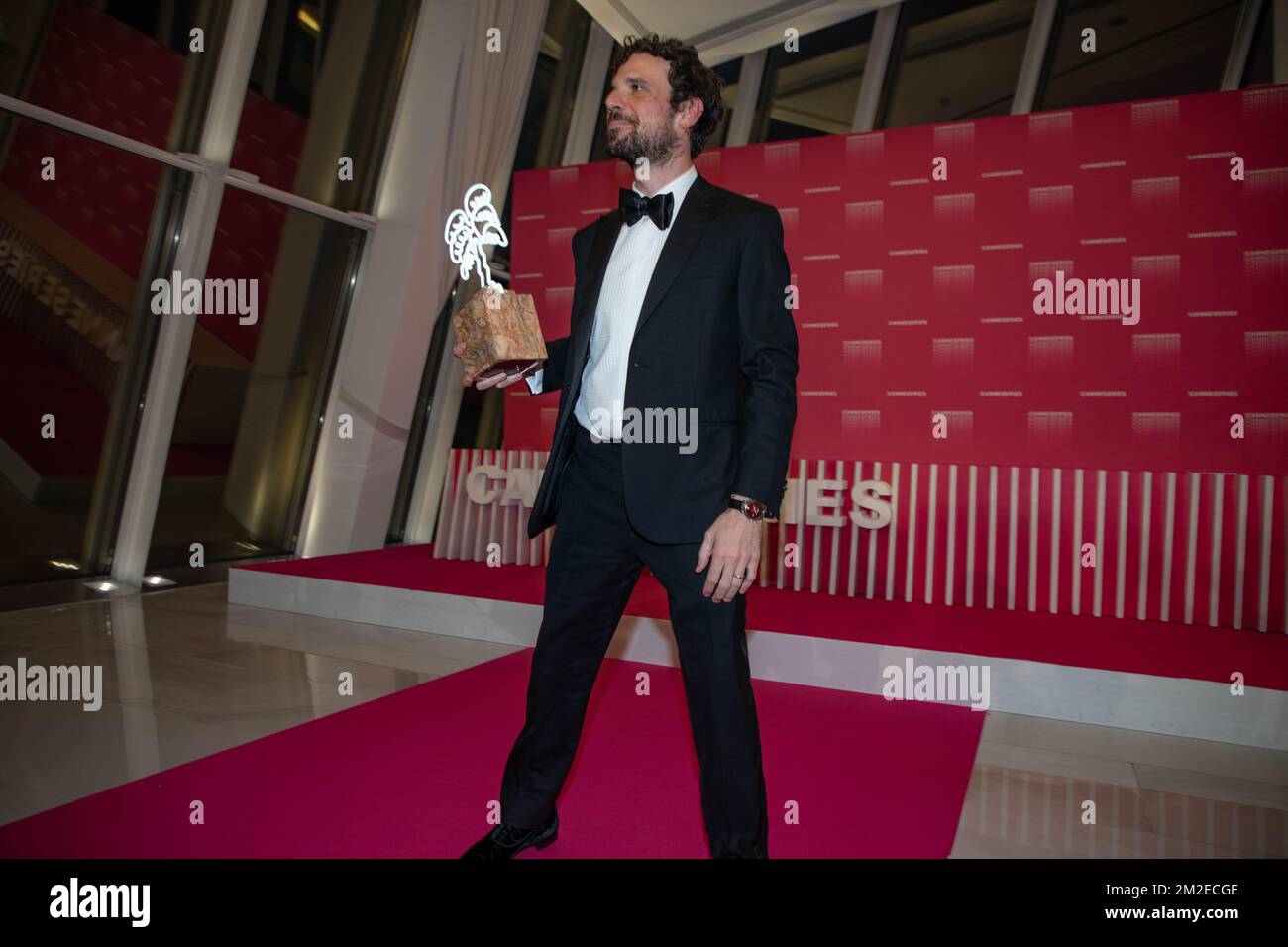 Francesco Montanari poses with the Best Performance award for the serie 'Il Cacciatore' at the Canneseries Winners Photocall | Francesco Montanari pose avec le prix de la meilleure performance pour la série'Il Cacciatore'.' au photocall des lauréats du Canneseries . 11/04/2018 Stock Photo