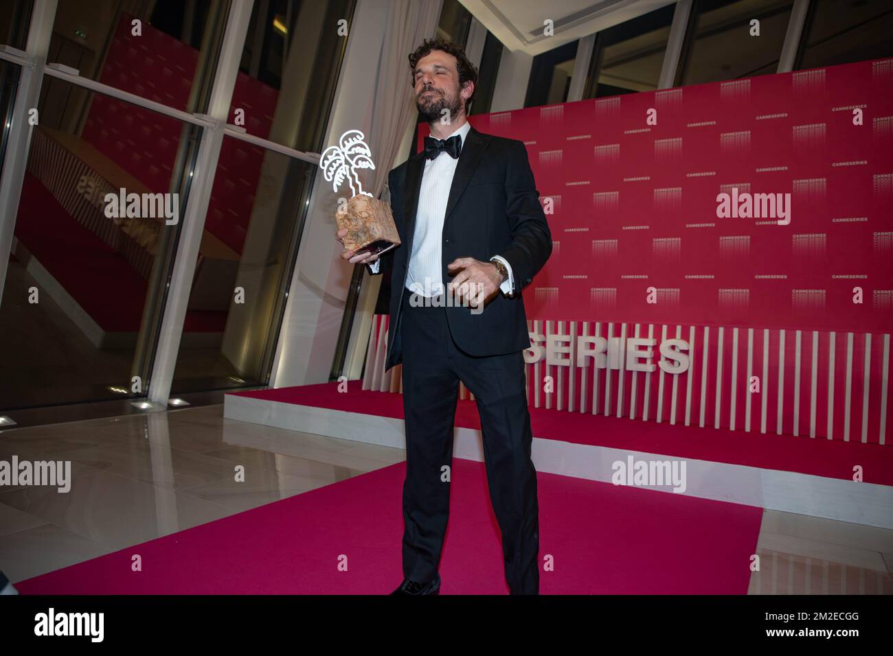 Francesco Montanari poses with the Best Performance award for the serie 'Il Cacciatore' at the Canneseries Winners Photocall | Francesco Montanari pose avec le prix de la meilleure performance pour la série'Il Cacciatore'.' au photocall des lauréats du Canneseries . 11/04/2018 Stock Photo