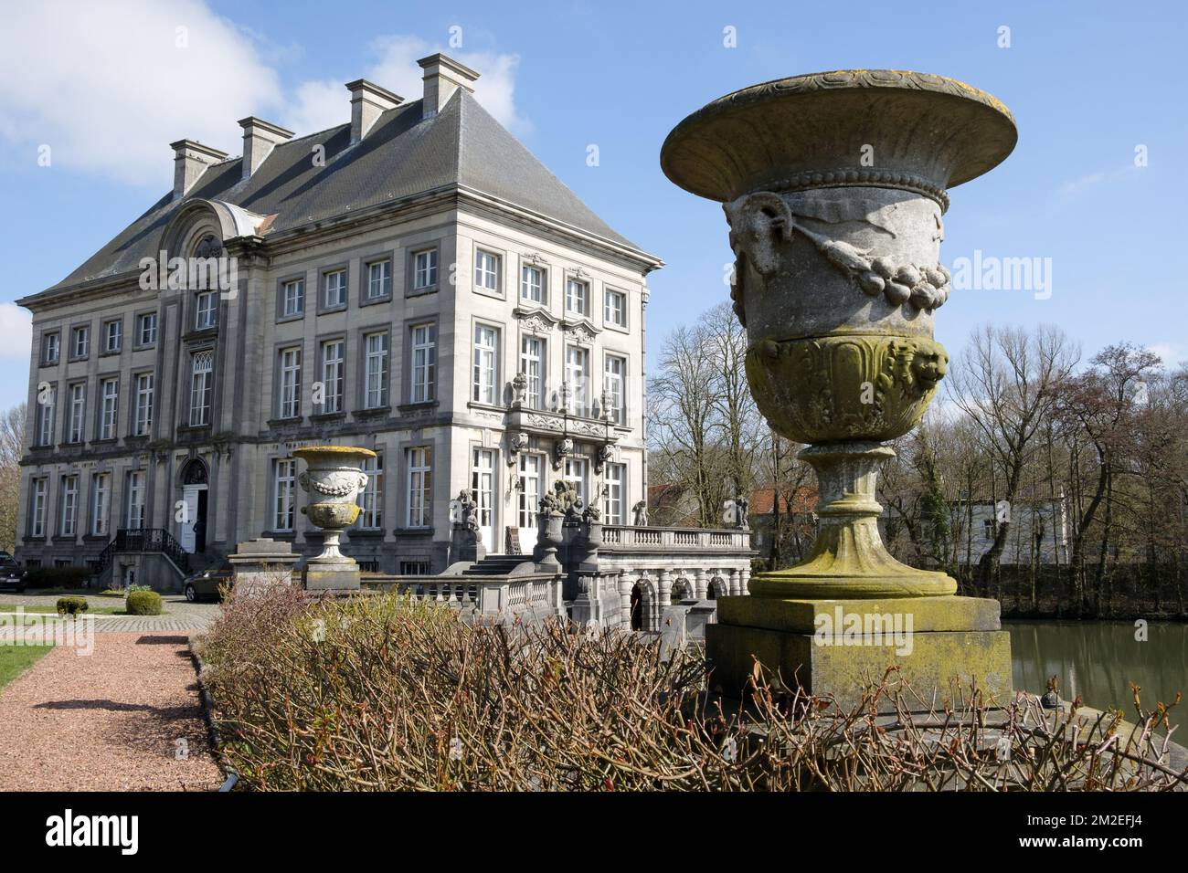 Feluy and its castle rounded by a moat Le chateau de Feluy et ses