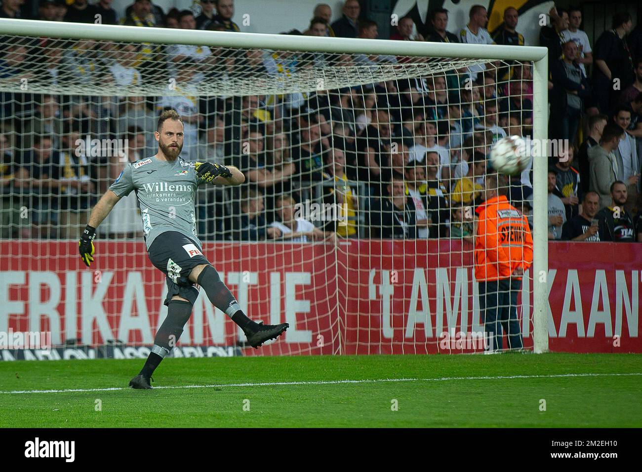 Oostende's goalkeeper Mike Vanhamel pictured in action during the Jupiler Pro League match between Sporting Lokeren and KV Oostende, in Lokeren, Wednesday 18 April 2018, on day four of the Play-Off 2B of the Belgian soccer championship. BELGA PHOTO JAMES ARTHUR GEKIERE Stock Photo