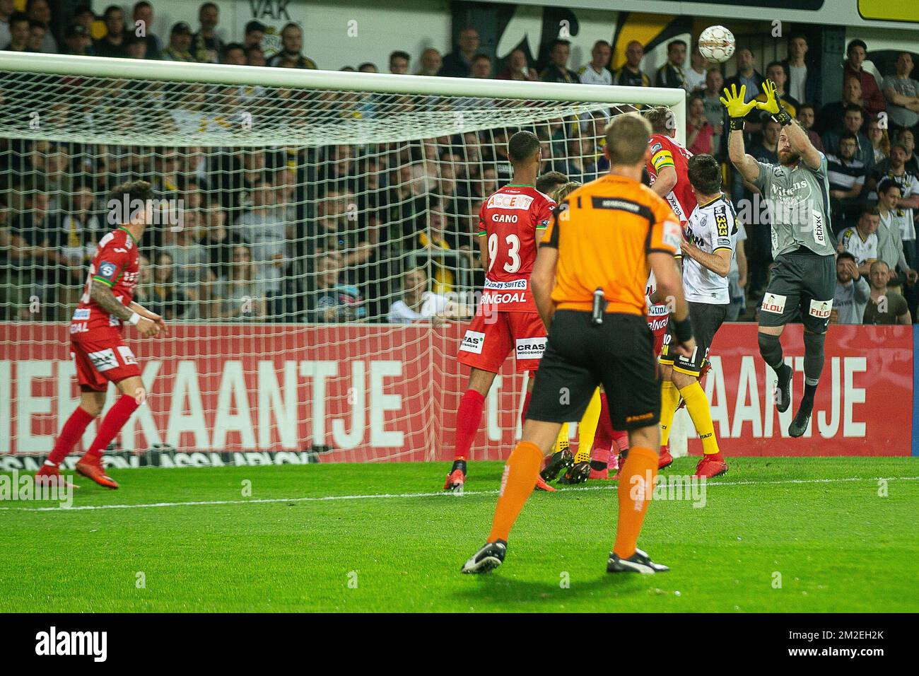 Oostende's goalkeeper Mike Vanhamel (R) pictured in action during the Jupiler Pro League match between Sporting Lokeren and KV Oostende, in Lokeren, Wednesday 18 April 2018, on day four of the Play-Off 2B of the Belgian soccer championship. BELGA PHOTO JAMES ARTHUR GEKIERE Stock Photo
