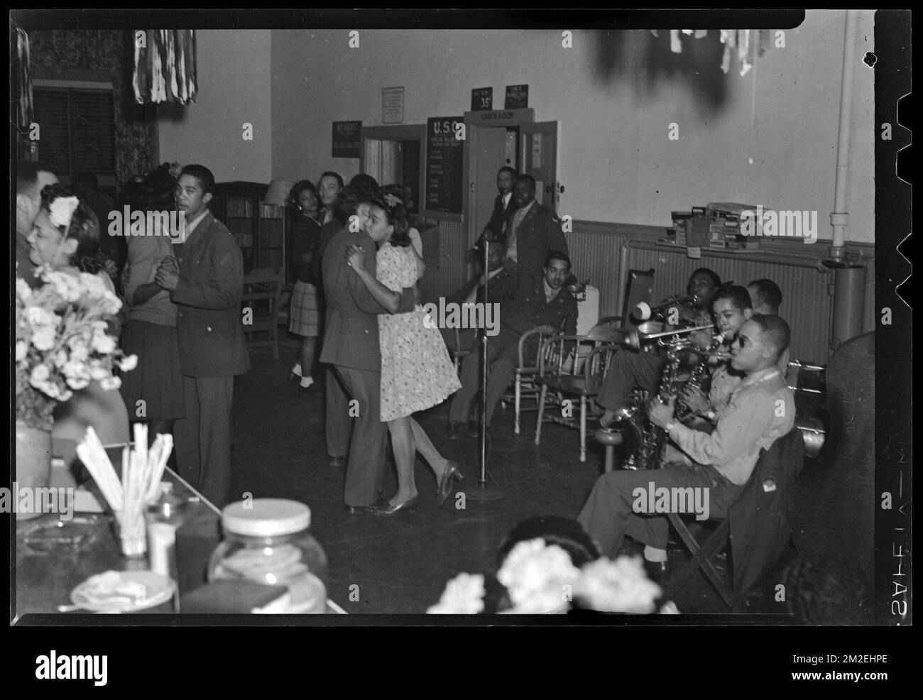 Dance at Paducah, KY., U.S.O. , Dance parties, Soldiers, Dancers