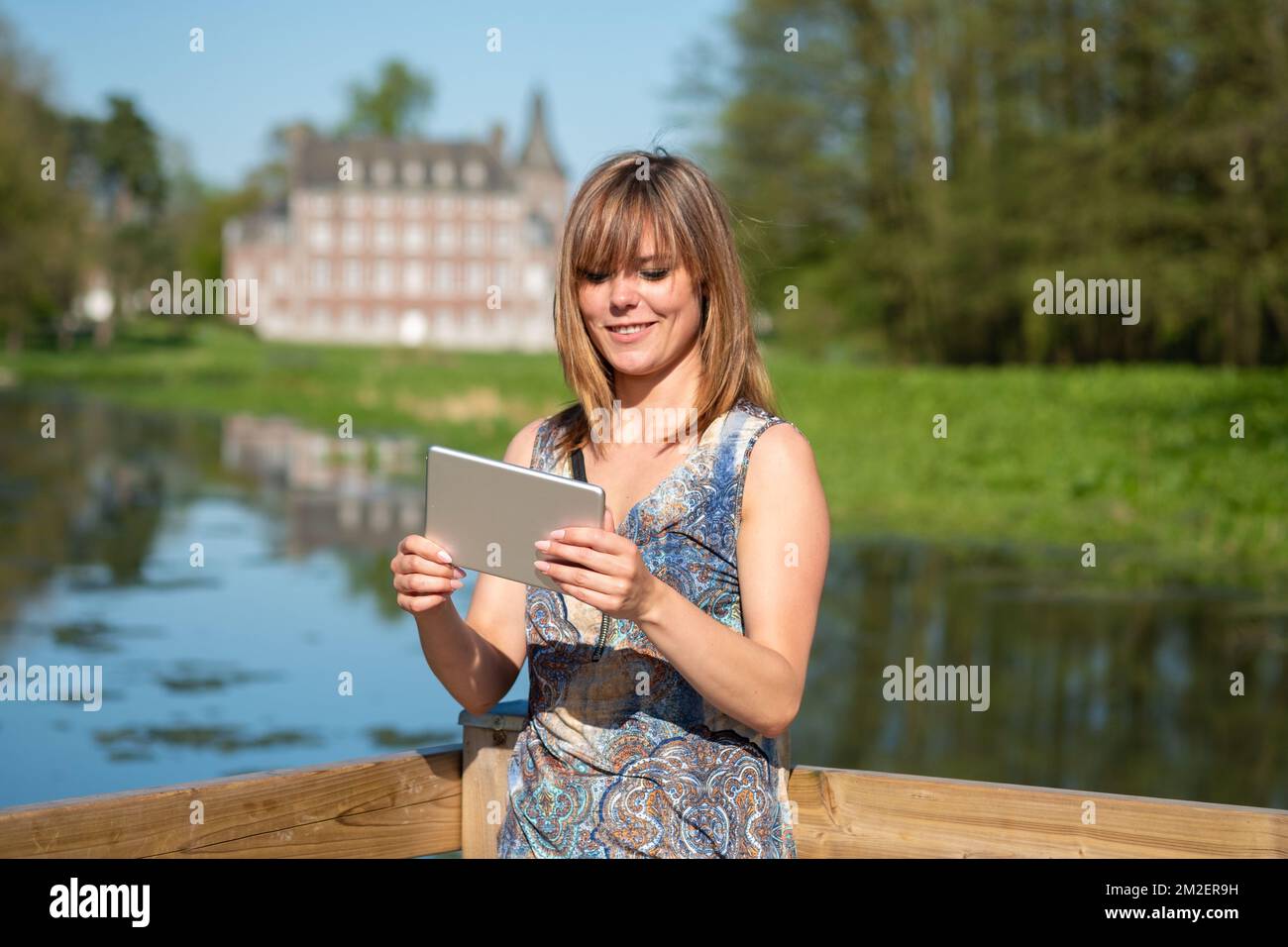 Young woman with a tablet. | Femme avec une tablette. 05/05/2016 Stock Photo