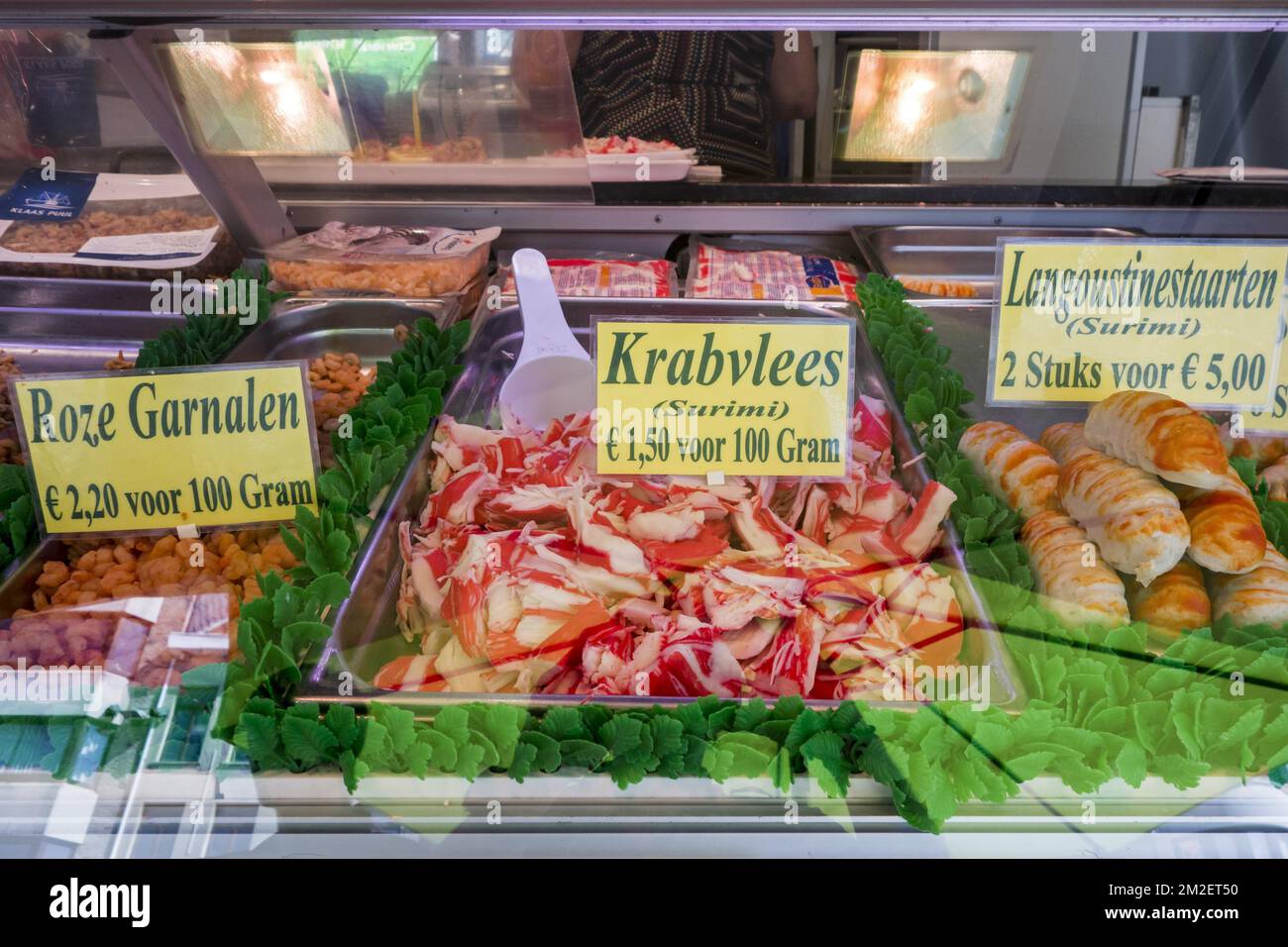 Counter with fresh seafood and surimi on display at fish stall along the Visserskaai in the city Ostend / Oostende, Belgium | Etal de poissonnier sur le quai du port d'Ostende, Belgique 19/04/2018 Stock Photo