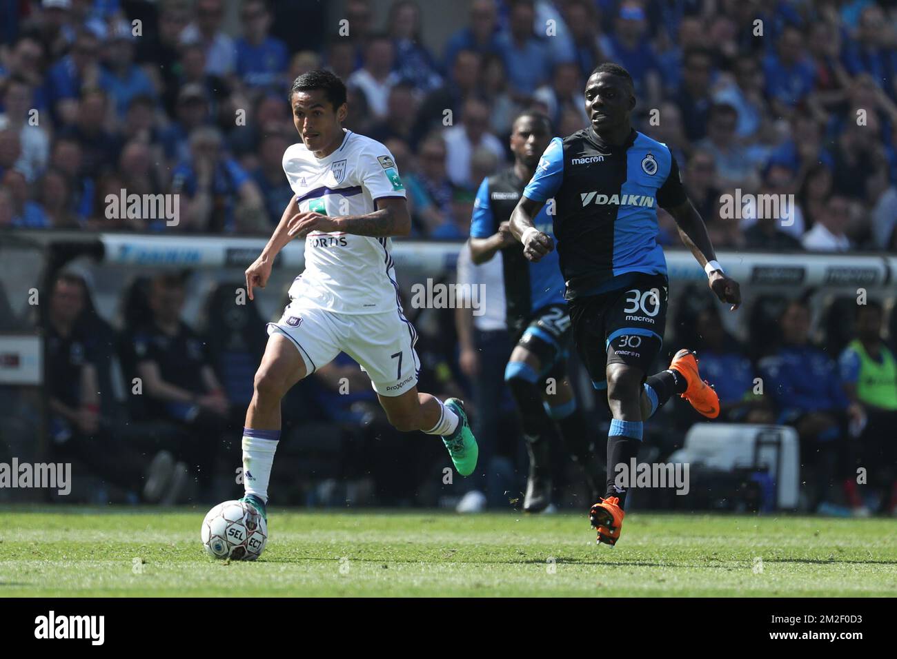 Anderlecht's Andy Najar and Club's Marvelous Nakamba fight for the ball during the Jupiler Pro League match between Club Brugge KV and RSC Anderlecht, in Brugge, Sunday 06 May 2018, on day seven of the Play-Off 1 of the Belgian soccer championship. BELGA PHOTO VIRGINIE LEFOUR Stock Photo