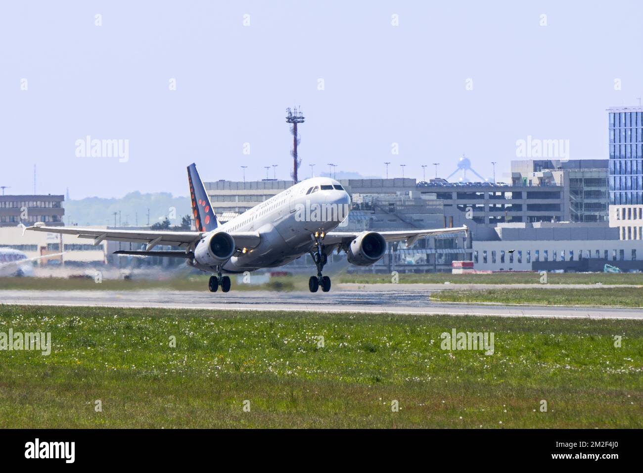 Airbus A319-111 from Brussels Airlines taking off from runway at the Brussels-National airport, Zaventem, Belgium | Airbus A319-111 de Brussels Airlines à l'aéroport de Bruxelles-National, Zaventem, Belgique 06/05/2018 Stock Photo
