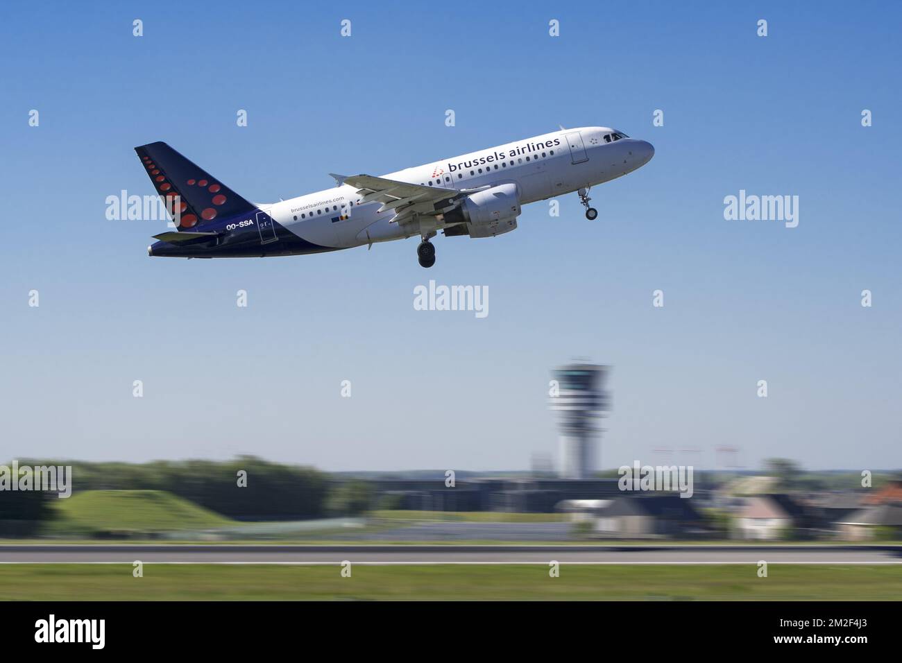 Airbus A319-111 from Brussels Airlines taking off from runway at the Brussels-National airport, Zaventem, Belgium | Airbus A319-111 de Brussels Airlines à l'aéroport de Bruxelles-National, Zaventem, Belgique 06/05/2018 Stock Photo