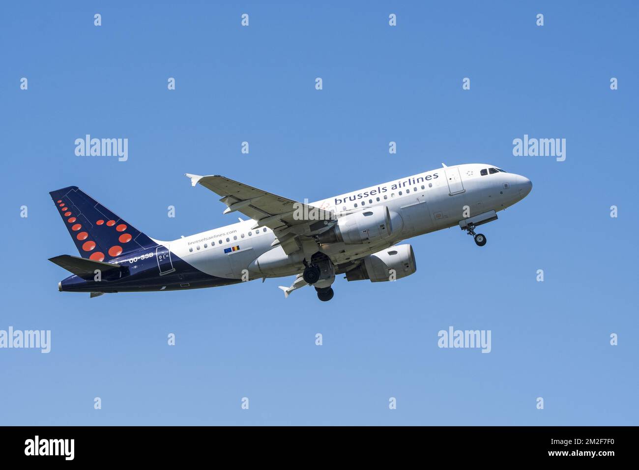 Airbus A319-111, narrow-body, commercial passenger twin-engine jet airliner from Belgian Brussels Airlines in flight against blue sky | Airbus A319-111, avion de ligne moyen-courrier de Brussels Airlines en vol 06/05/2018 Stock Photo