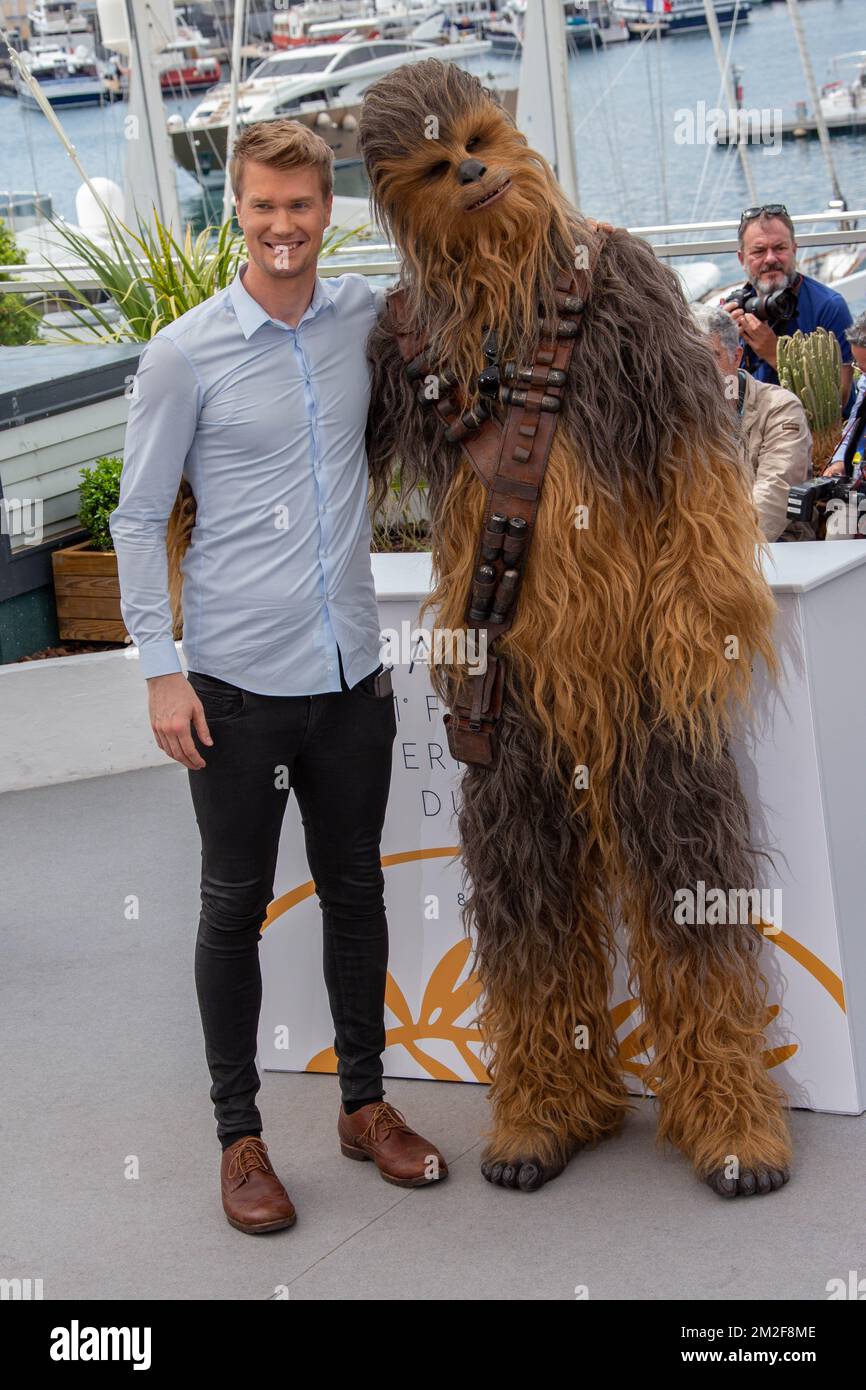 Actor Joonas Suotamo poses with the character he plays of Chewbacca attends the photocall for 'Solo: A Star Wars Story' during the 71st annual Cannes Film Festival at Palais des Festivals| L'acteur Joonas Suotamo pose avec le personnage qu'il joue 'Chewbacca.' au photocall de 'Solo : A Star Wars Story' lors du 71e Festival de Cannes au Palais des Festivals 15/05/2018 Stock Photo