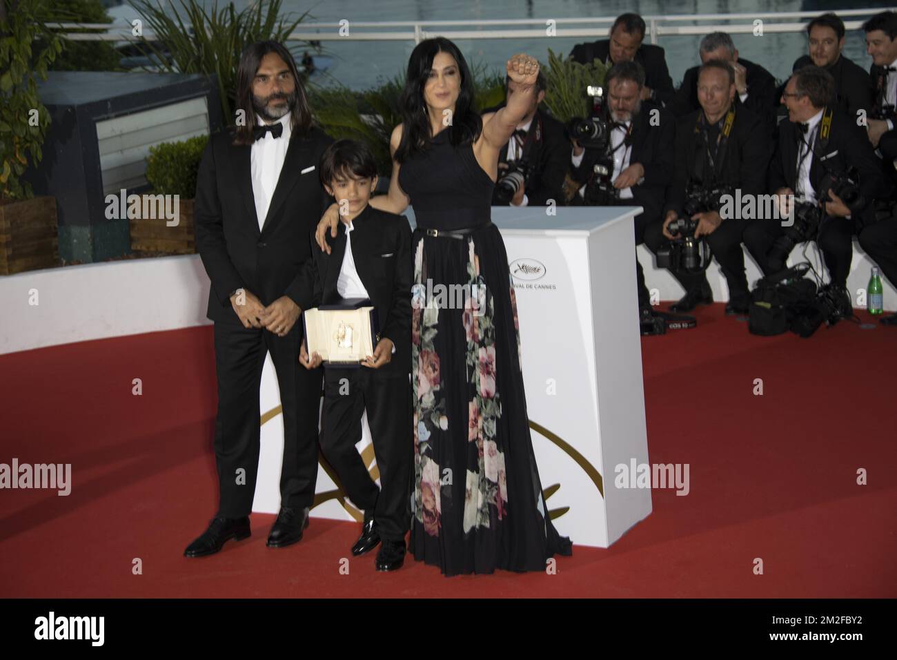 Zain Alrafeea (C) stands between Director Nadine Labaki (L) posing with the Jury Prize awardat the photocall the Palme D'Or Winner during the 71st annual Zain Alrafeea se situe entre la réalisatrice Nadine Labaki qui pose avec le Prix du jury.Cannes Film Festival at Palais des Festivals | au photocall de la Palme d'Or lors du 71ème Festival de Cannes au Palais des Festivals. 19/05/2018 Stock Photo