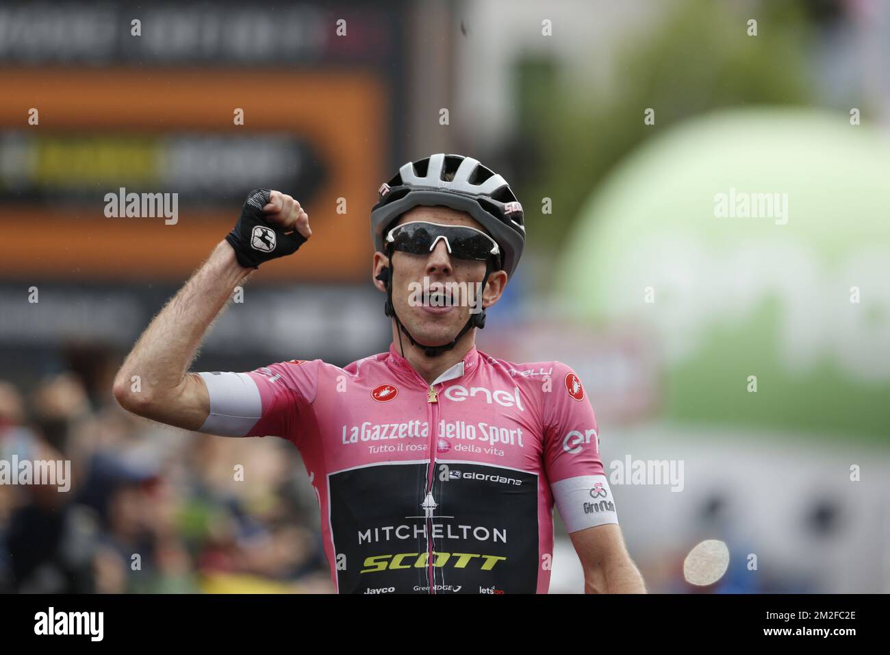 Simon yates pink jersey hi-res stock photography and images - Alamy