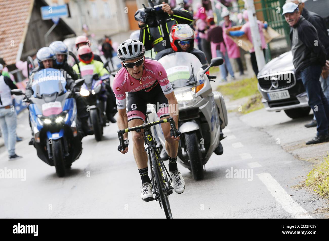 Simon yates pink jersey hi-res stock photography and images - Alamy