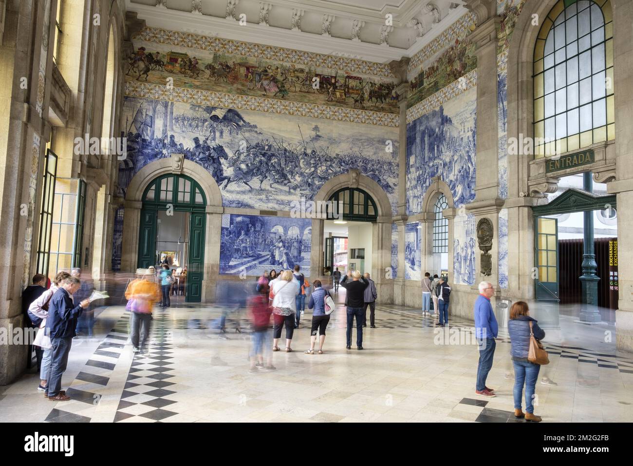 The nice Porto city. Main hall of the train station Sao Bento | La ville de  Porto Hall principal de la gare de Sao Bento 12/06/2018 Stock Photo - Alamy
