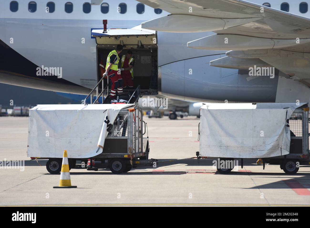Baggage handlers Bagagistes 19/04/2018 Stock Photo Alamy