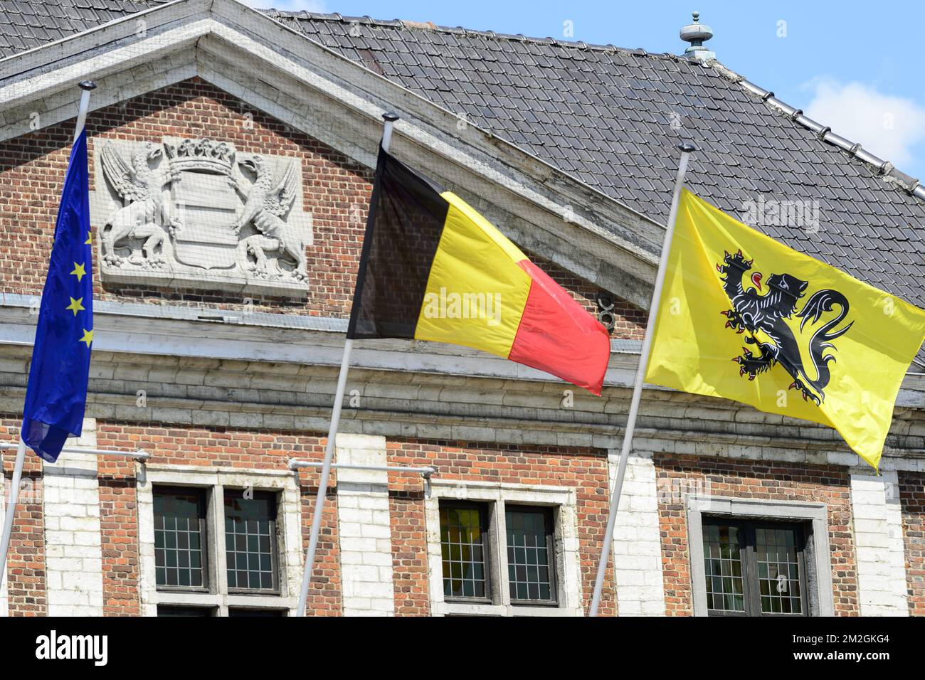 Drapeaux français et européen avec porte-drapeau pour écoles