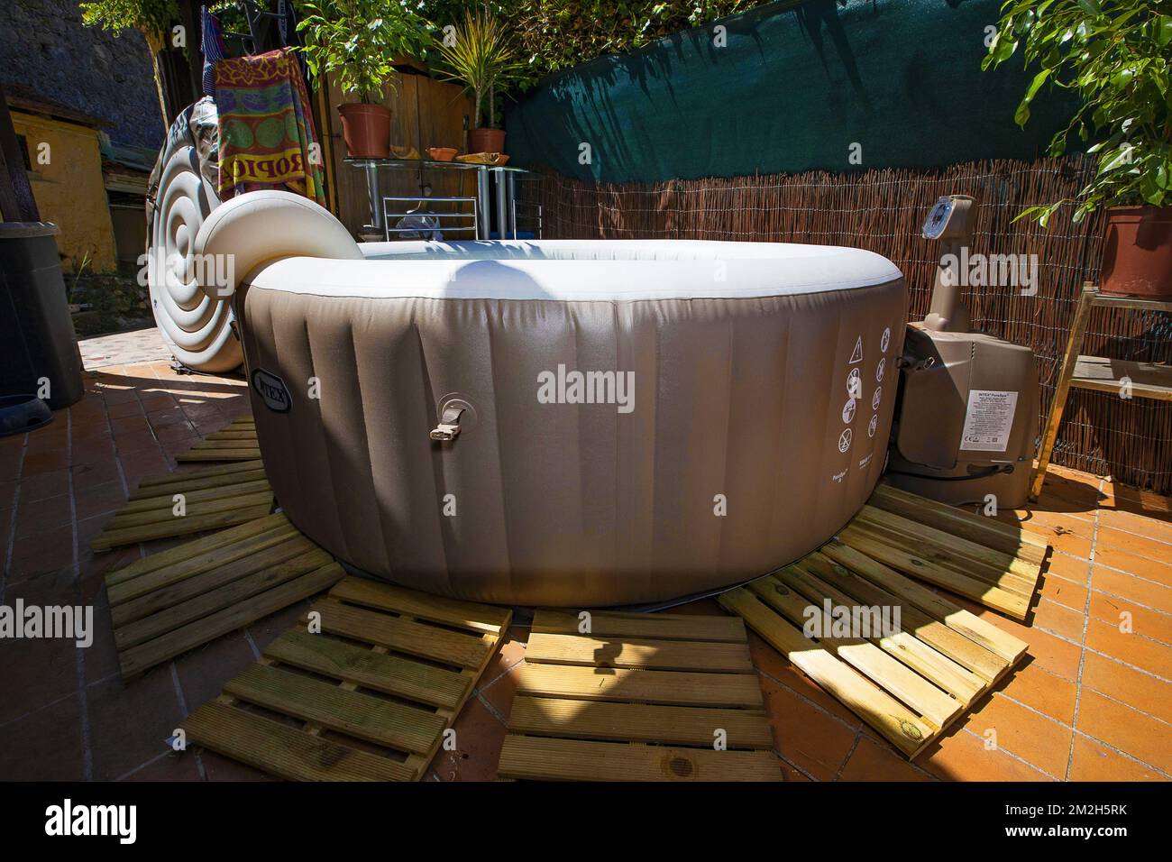 Inflatable jacuzzi Jacuzzi gonflable 23/07/2018 Stock Photo Alamy