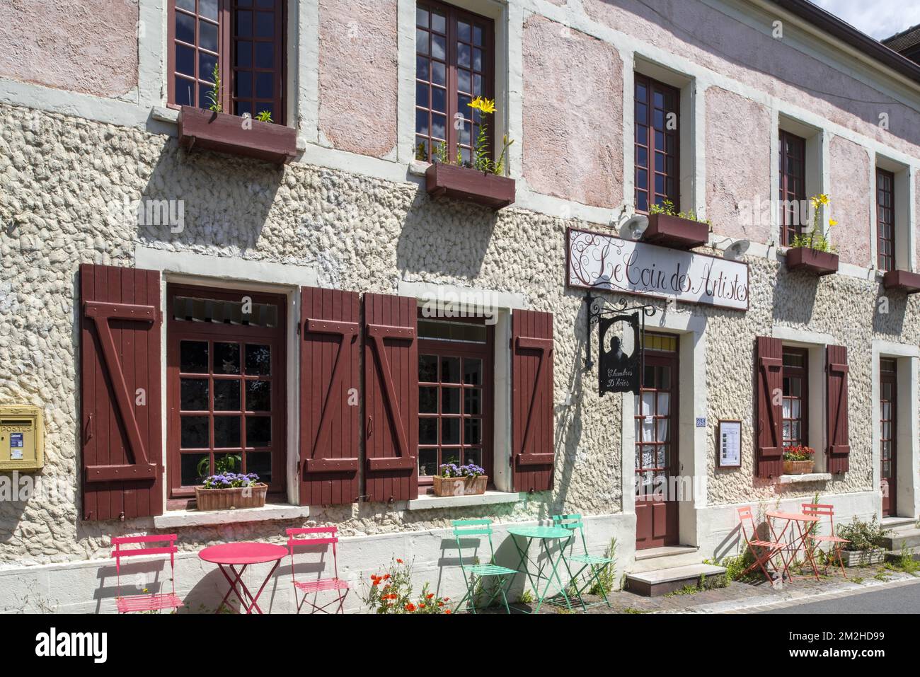 Le Coin des Artistes, picturesque former café-grocery store, now chambre d'hôtes at Giverny, Eure department, Normandy, France | Le Coin des Artistes, chambre d'hôtes à Giverny, Eure département, Normandie, France 01/07/2018 Stock Photo