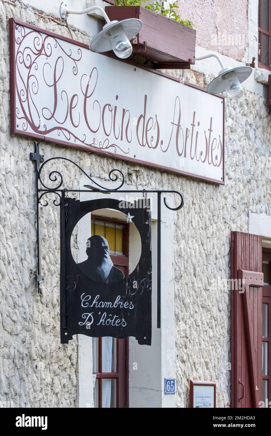Sign showing silhouette of Impressionist painter Claude Monet at Le Coin des Artistes, chambre d'hôtes at Giverny, Eure department, Normandy, France | Enseigne avec silhouette du peintre Monet au Le Coin des Artistes, chambre d'hôtes à Giverny, Eure département, Normandie, France 01/07/2018 Stock Photo