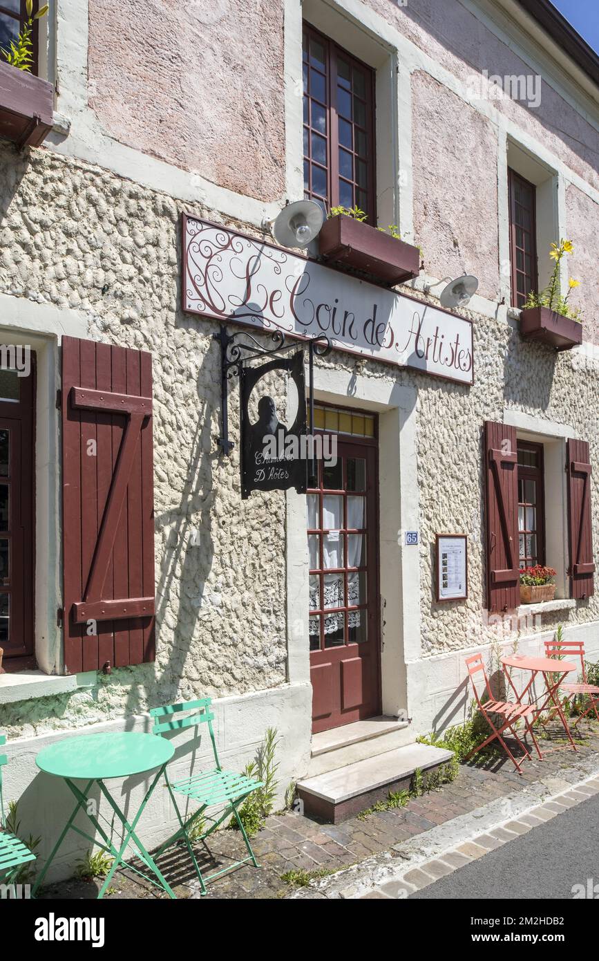 Le Coin des Artistes, picturesque former café-grocery store, now chambre d'hôtes at Giverny, Eure department, Normandy, France | Le Coin des Artistes, chambre d'hôtes à Giverny, Eure département, Normandie, France 01/07/2018 Stock Photo
