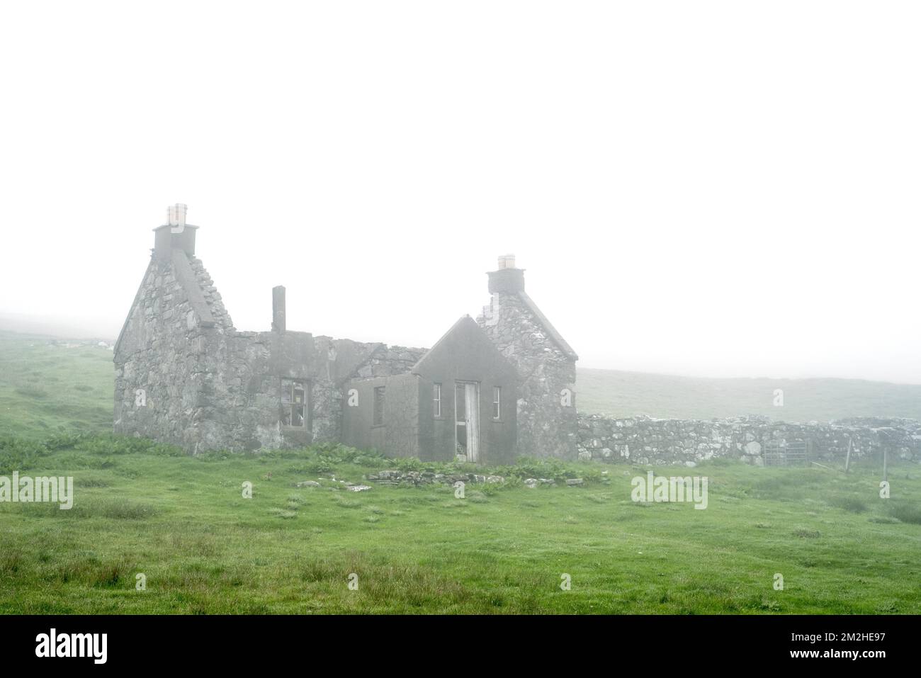 Abandoned crofter's house in thick mist, Shetland Islands, Scotland, UK | Croft, habitation du crofter abandonnée dans la brume, Shetland, Ecosse 05/07/2018 Stock Photo