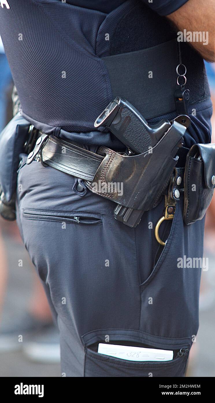 Weapon Spain police | Arme police Espagnole 15/08/2018 Stock Photo - Alamy