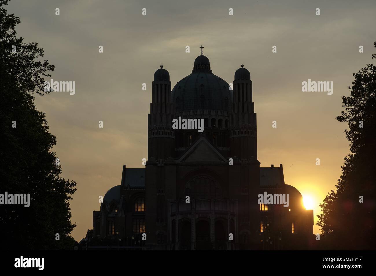 Sunset on the basilica of Koekelberg | Soleil couhant sur la Basilique du sacre-coeur de Bruxelles ou basilique de Koekelberg 05/08/2018 Stock Photo