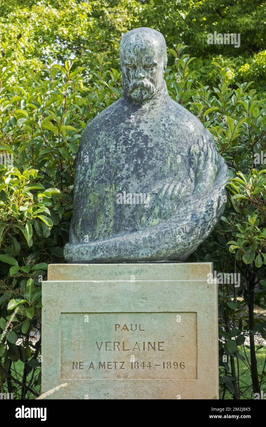 Bust of Paul Verlaine, French poet in the city Metz, Moselle, Lorraine, France | Buste de Paul Verlaine, écrivain et poète français du xixe siècle à Metz, Moselle, Lorraine, France 29/08/2018 Stock Photo