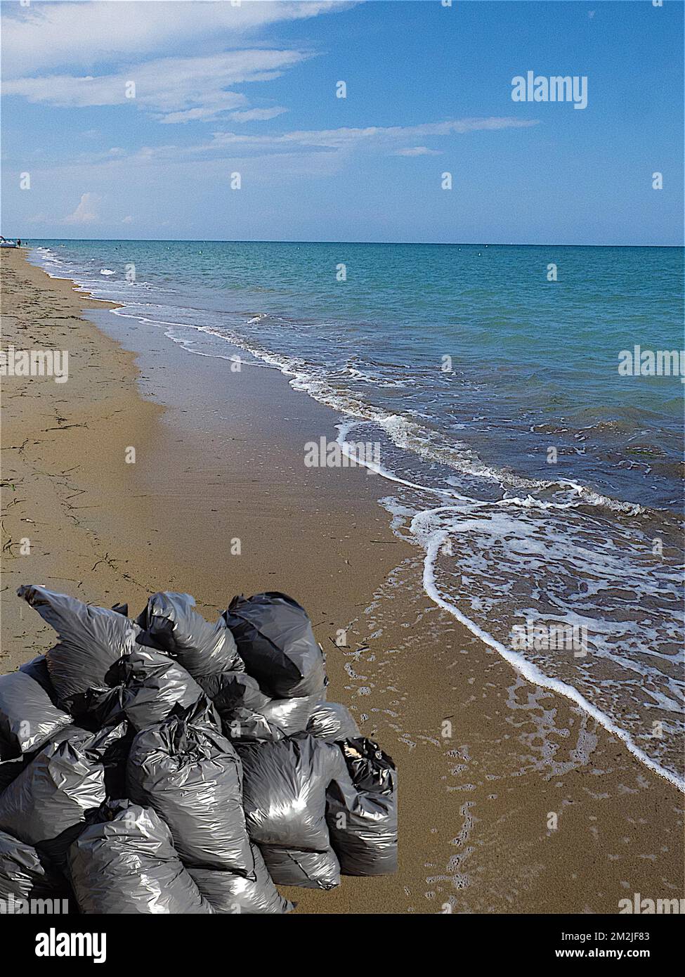 Plastics waste on the beach Sacs plastiques à la plage 09/09/2018