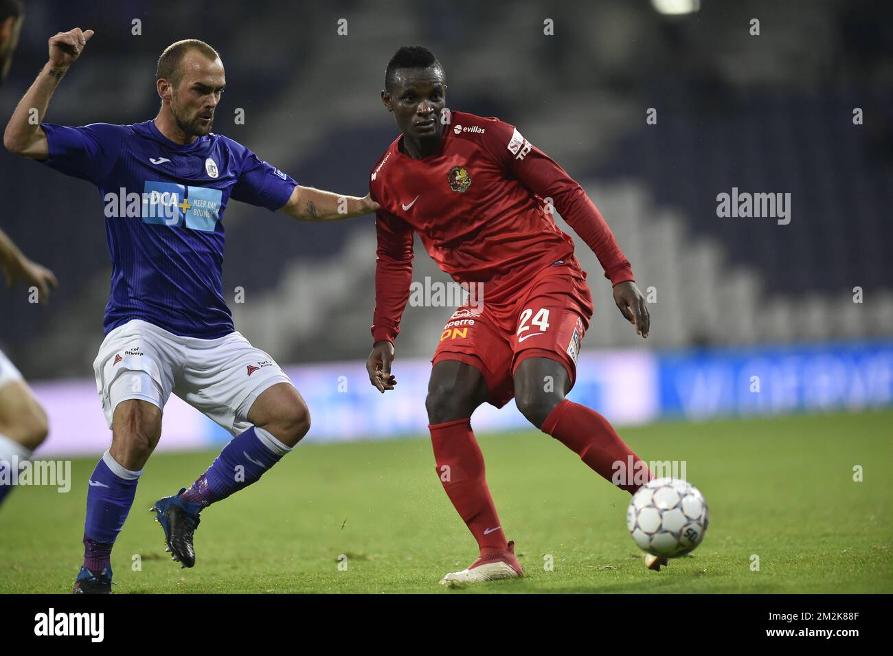 Beerschot's Alexander Maes and Tubize's Salomon Nirisarike fight for the  ball during a soccer game between Beerschot Wilrijk and AFC Tubize,  Saturday 06 October 2018 in Antwerp, on the ninth day of