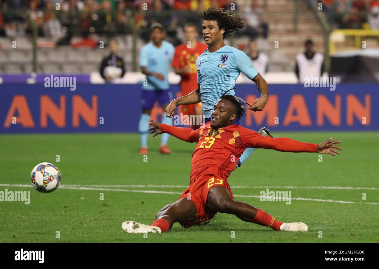 Belgium's Michy Batshuayi and Netherlands' Nathan Ake fight for the ball during a friendly soccer game between Belgian national team Red Devils and the Netherlands in Brussels, Tuesday 16 October 2018. BELGA PHOTO VIRGINIE LEFOUR Stock Photo