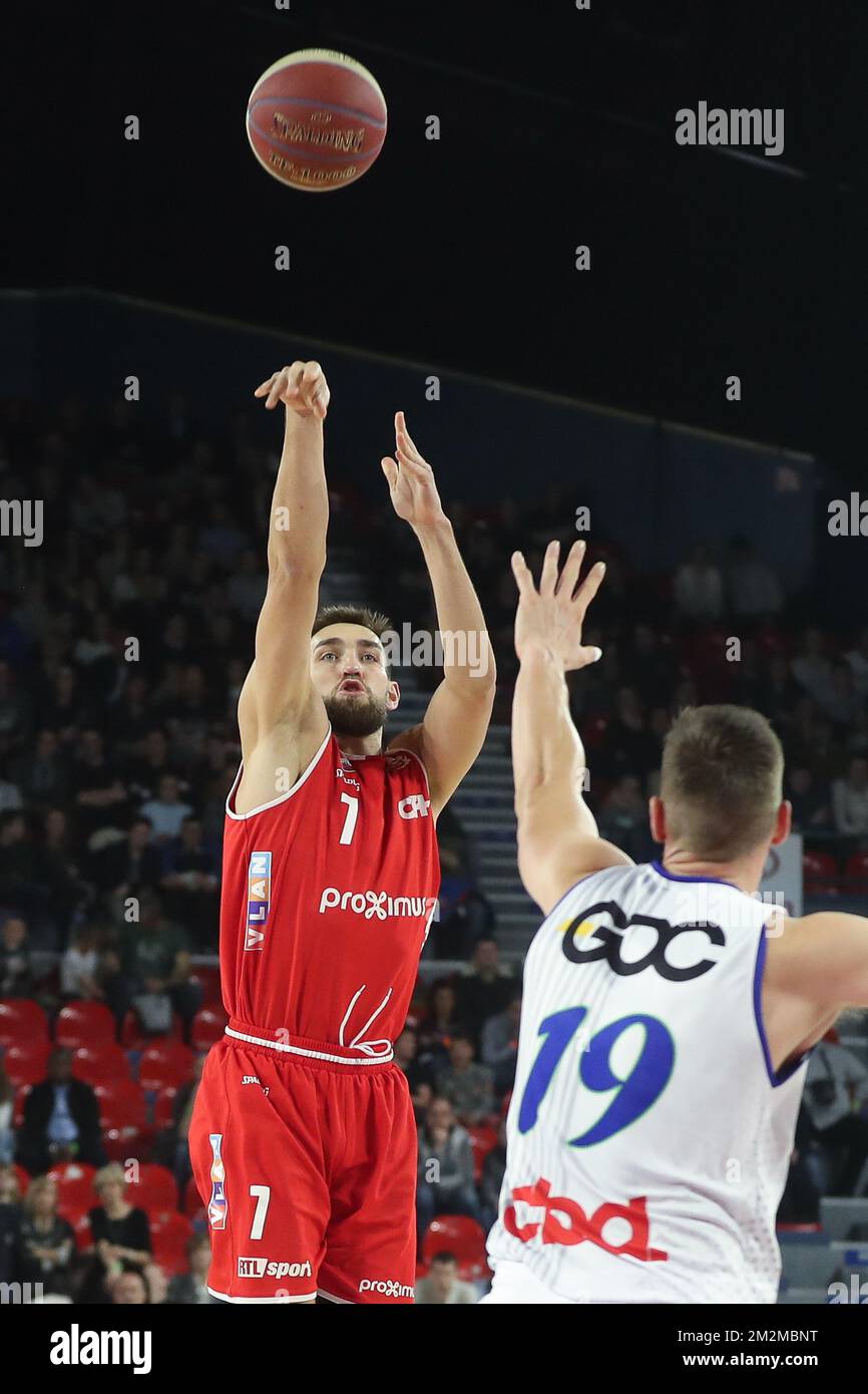 Charleroi's Axel Hervelle and Mons' Uros Nikolic fight for the ball during  the basketball match between Spirou Charleroi and Mons-Hainaut, Saturday 17  November 2018 in Charleroi, on day 8 of the 'EuroMillions